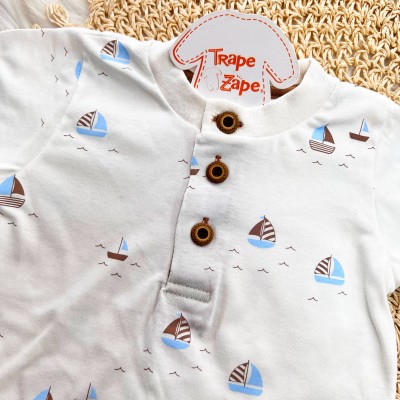 Conj. Camiseta Barquinhos com Botões e Bermuda - Off White e Caramelo